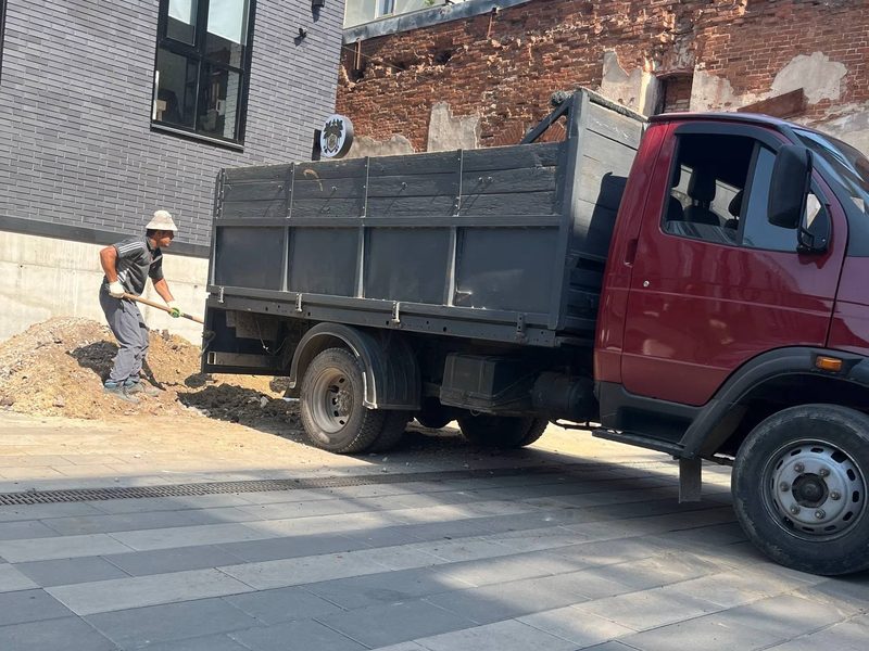 Ломовоз на объекте в Туле